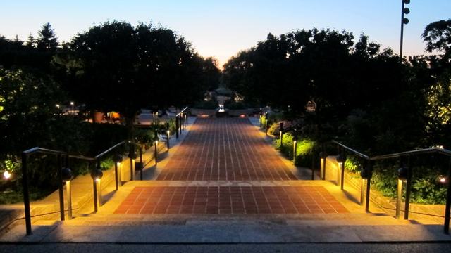 Verlichte trappen en paden in een park bij valavond